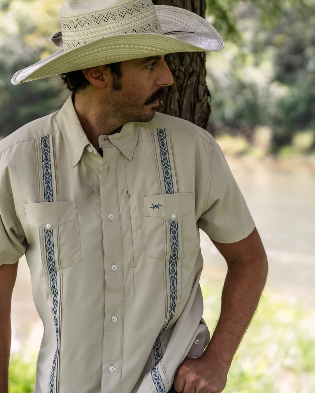 Guayabera Libre in Noche Cuero